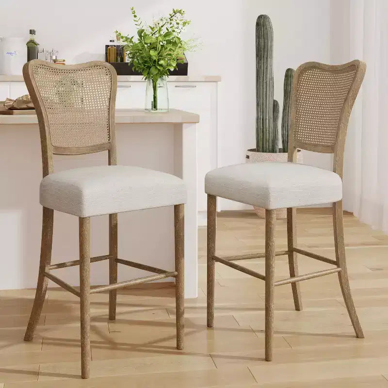 Tabouret de bar GDFStudio Wracy en bois d'hévéa, dossier en rotin, garni de tissu, repose-pieds, marron clair