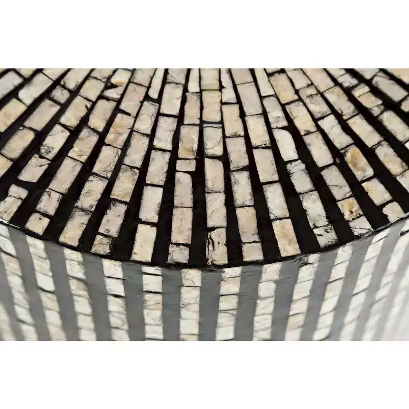 Jofran, Table d'appoint ronde Terrazzo fabriquée à la main en coquillage Capiz, collection Global Archive - Couleur noire