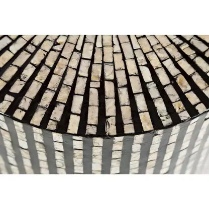 Jofran, Table d'appoint ronde Terrazzo fabriquée à la main en coquillage Capiz, collection Global Archive - Couleur noire