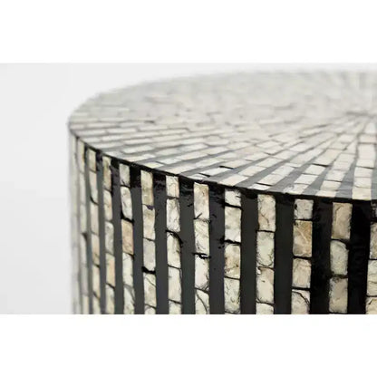 Jofran, Table d'appoint ronde Terrazzo fabriquée à la main en coquillage Capiz, collection Global Archive - Couleur noire