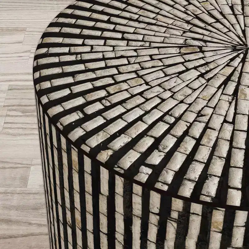 Jofran, Table d'appoint ronde Terrazzo fabriquée à la main en coquillage Capiz, collection Global Archive - Couleur noire