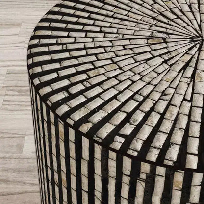 Jofran, Table d'appoint ronde Terrazzo fabriquée à la main en coquillage Capiz, collection Global Archive - Couleur noire