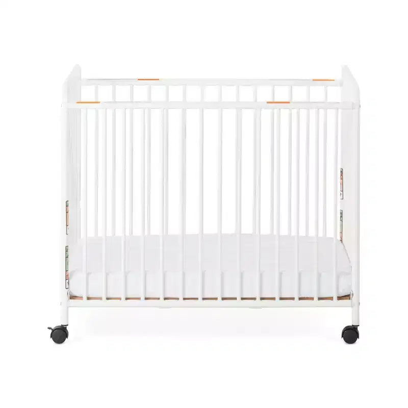 Lit de bébé portable compact non pliant Child Craft Siesta en métal avec 2 matelas et roues verrouillables, construction métallique durable, facile à nettoyer (blanc)