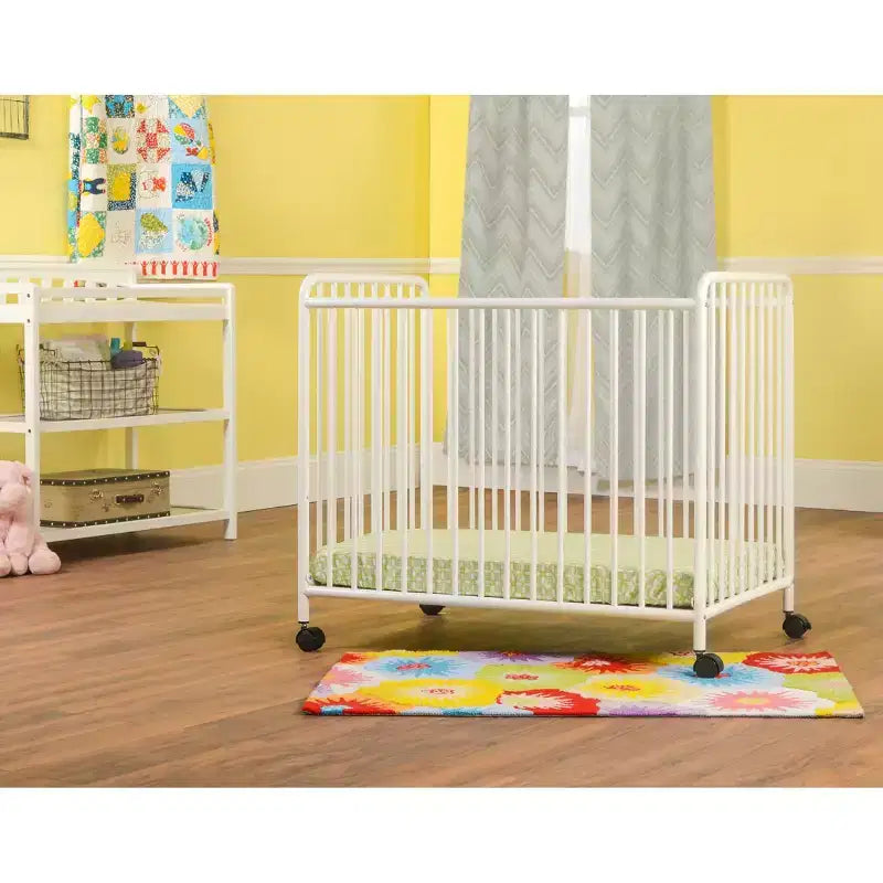 Lit de bébé portable compact non pliant Child Craft Siesta en métal avec 2 matelas et roues verrouillables, construction métallique durable, facile à nettoyer (blanc)