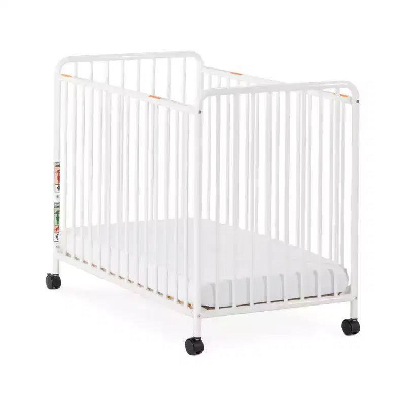 Lit de bébé portable compact non pliant Child Craft Siesta en métal avec 2 matelas et roues verrouillables, construction métallique durable, facile à nettoyer (blanc)