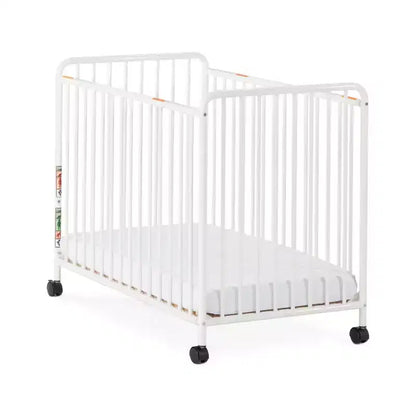 Lit de bébé portable compact non pliant Child Craft Siesta en métal avec 2 matelas et roues verrouillables, construction métallique durable, facile à nettoyer (blanc)