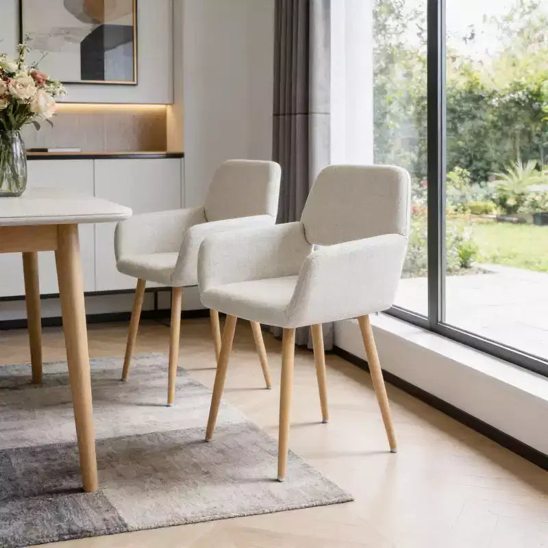 HomeRoots Lot de deux chaises de salle à manger avec accoudoirs en tissu beige et chêne et acier