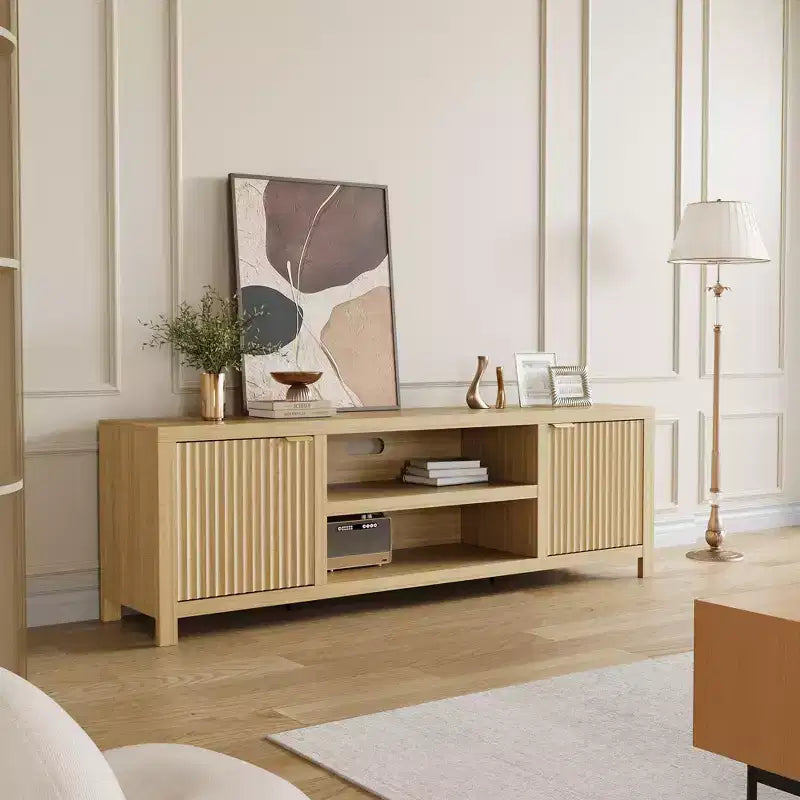 Meuble TV cannelé pour téléviseurs de 75 pouces et plus, meuble de divertissement moderne avec rangement à 2 niveaux, étagères réglables et poignées, console média pour salon et chambre