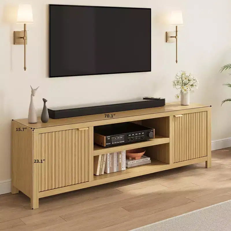 Meuble TV cannelé pour téléviseurs de 75 pouces et plus, meuble de divertissement moderne avec rangement à 2 niveaux, étagères réglables et poignées, console média pour salon et chambre