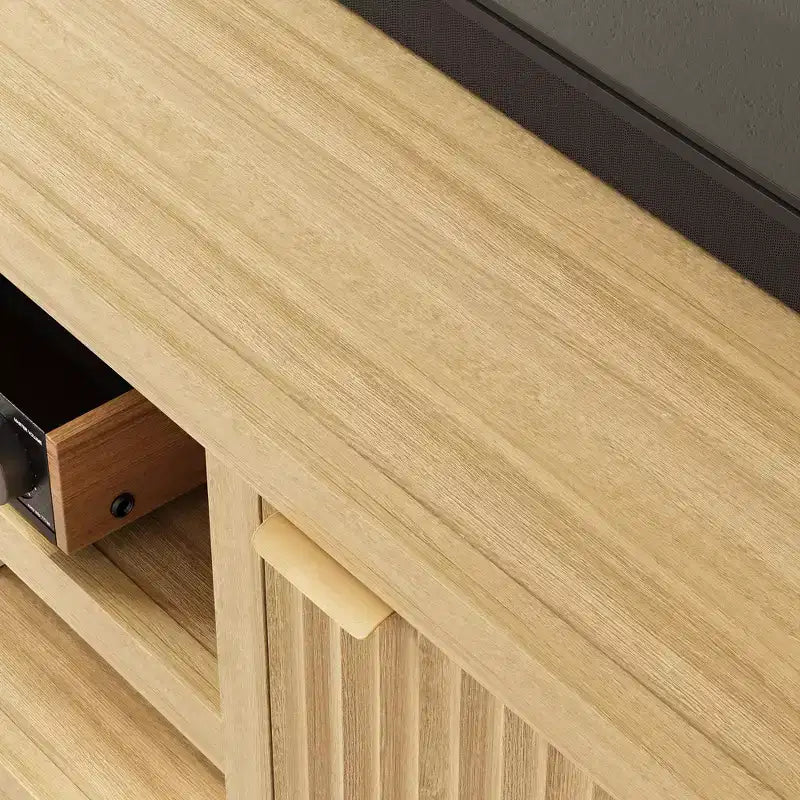 Meuble TV cannelé pour téléviseurs de 75 pouces et plus, meuble de divertissement moderne avec rangement à 2 niveaux, étagères réglables et poignées, console média pour salon et chambre