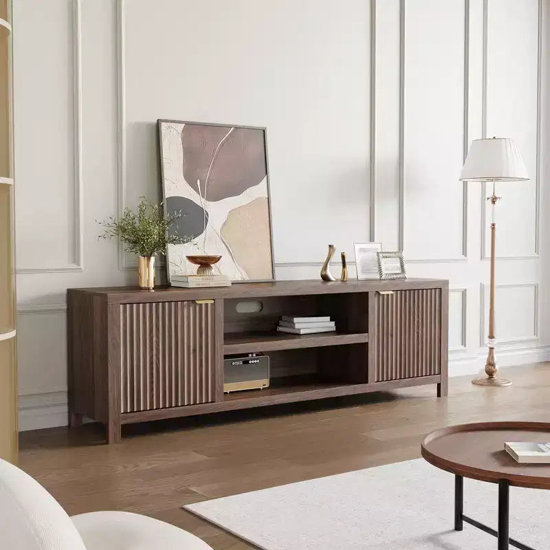 Meuble TV cannelé pour téléviseurs de 75 pouces et plus, meuble de divertissement moderne avec rangement à 2 niveaux, étagères réglables et poignées, console média pour salon et chambre