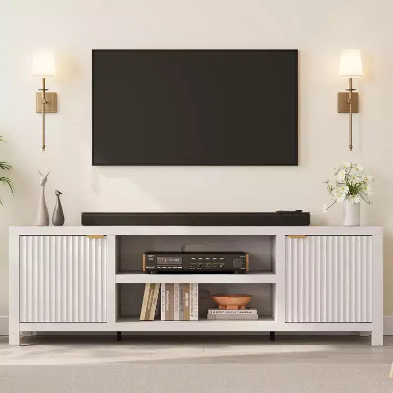 Meuble TV cannelé pour téléviseurs de 75 pouces et plus, meuble de divertissement moderne avec rangement à 2 niveaux, étagères réglables et poignées, console média pour salon et chambre