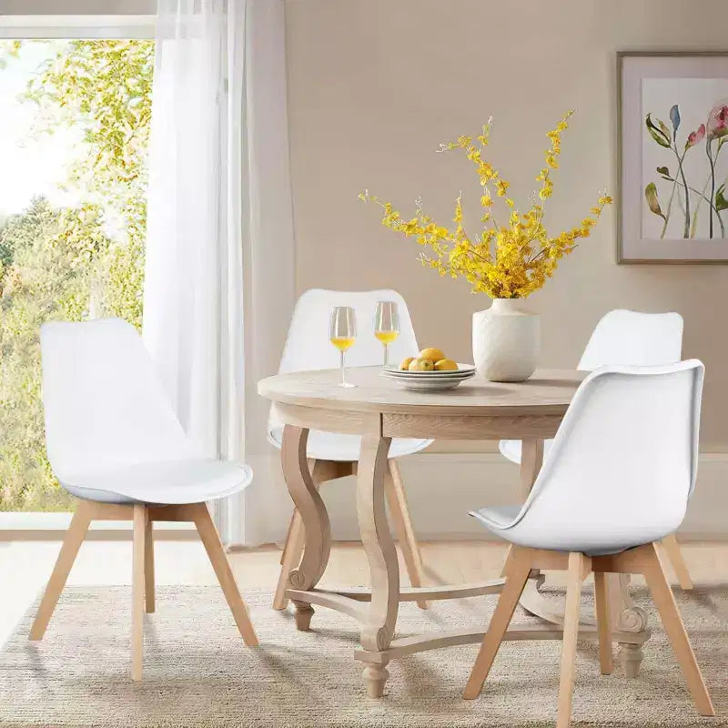 Chaises de salle à manger Okak (lot de 4) avec surface en similicuir et pieds en bois, chaises sans accoudoirs avec assise rembourrée, chaises de cuisine pour salle à manger