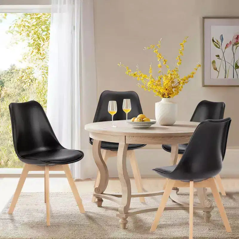 Chaises de salle à manger Okak (lot de 4) avec surface en similicuir et pieds en bois, chaises sans accoudoirs avec assise rembourrée, chaises de cuisine pour salle à manger