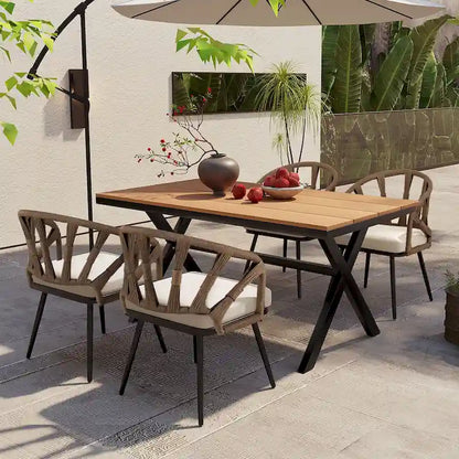 Ensemble d'extérieur contemporain avec chaises en rotin PE et table en bois composite
