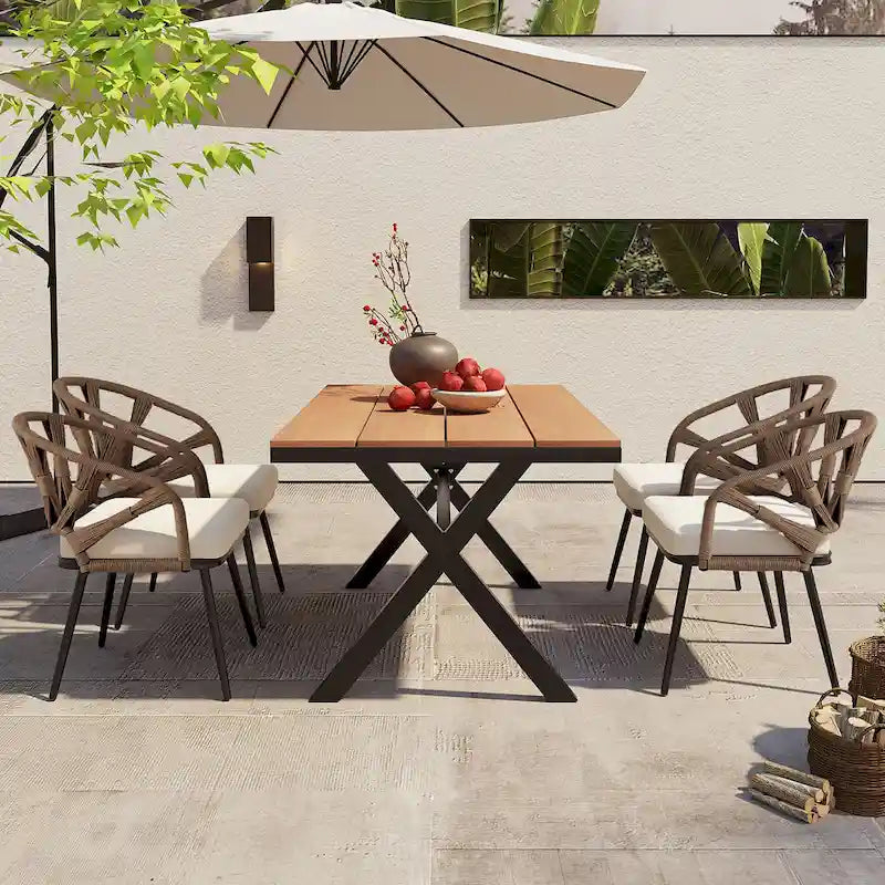 Ensemble d'extérieur contemporain avec chaises en rotin PE et table en bois composite