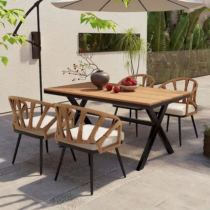 Ensemble d'extérieur contemporain avec chaises en rotin PE et table en bois composite