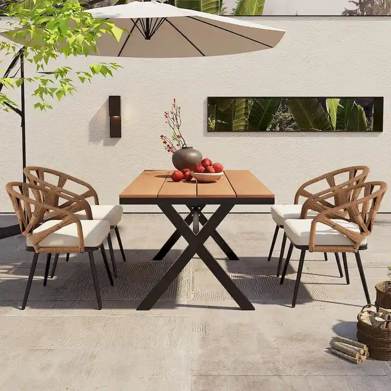 Ensemble d'extérieur contemporain avec chaises en rotin PE et table en bois composite