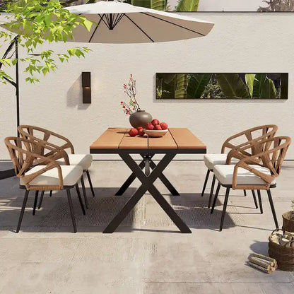 Ensemble d'extérieur contemporain avec chaises en rotin PE et table en bois composite